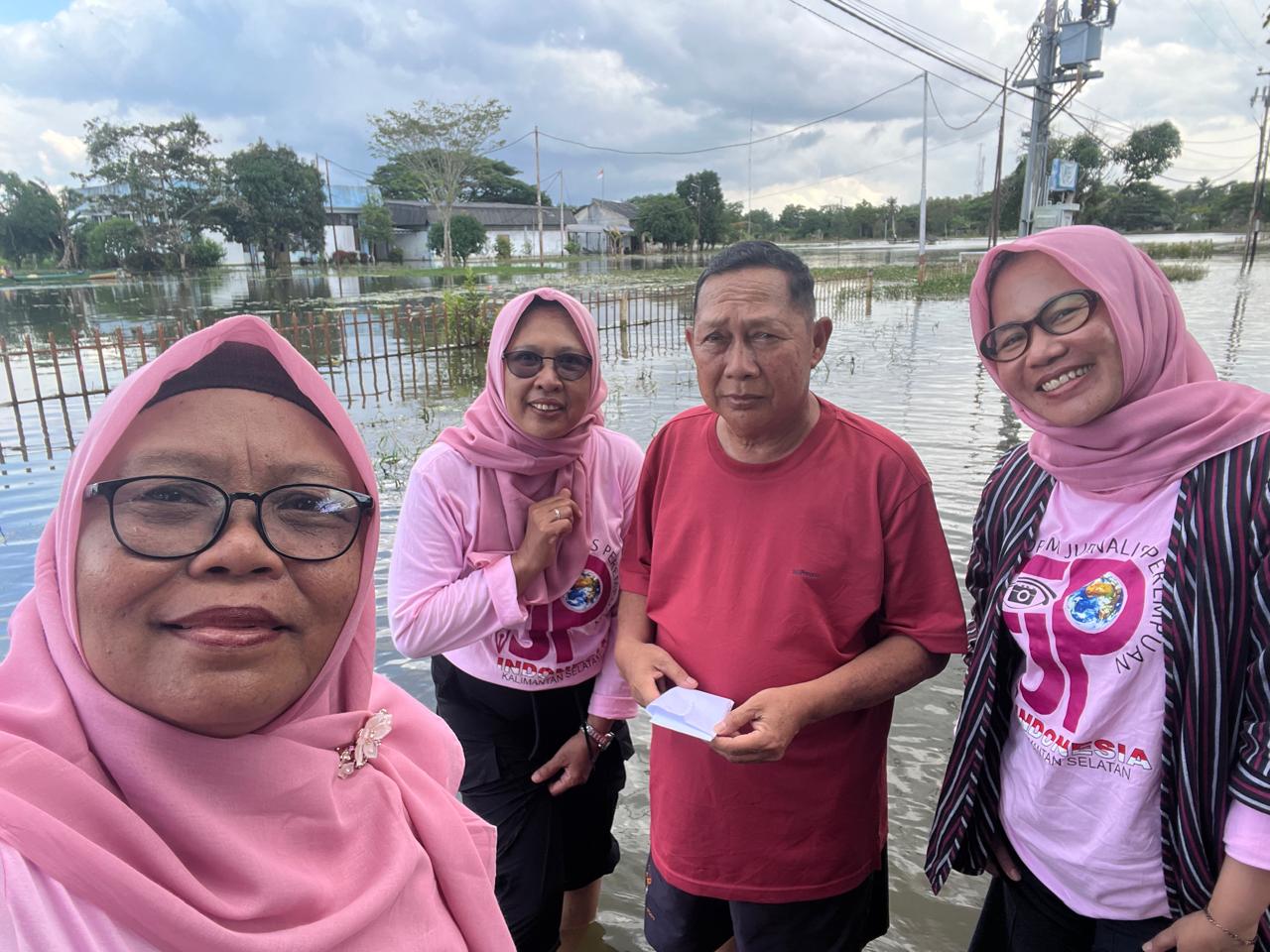 Terobos Banjir, Jurnalis Perempuan Kalsel Salurkan Bantuan ke Sungai Tabuk Keramat