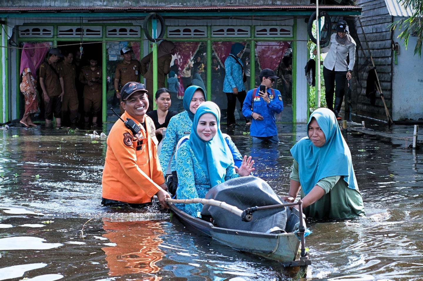 Mama Deden Tinjau Desa Terdampak Banjir dan Salurkan Bantuan