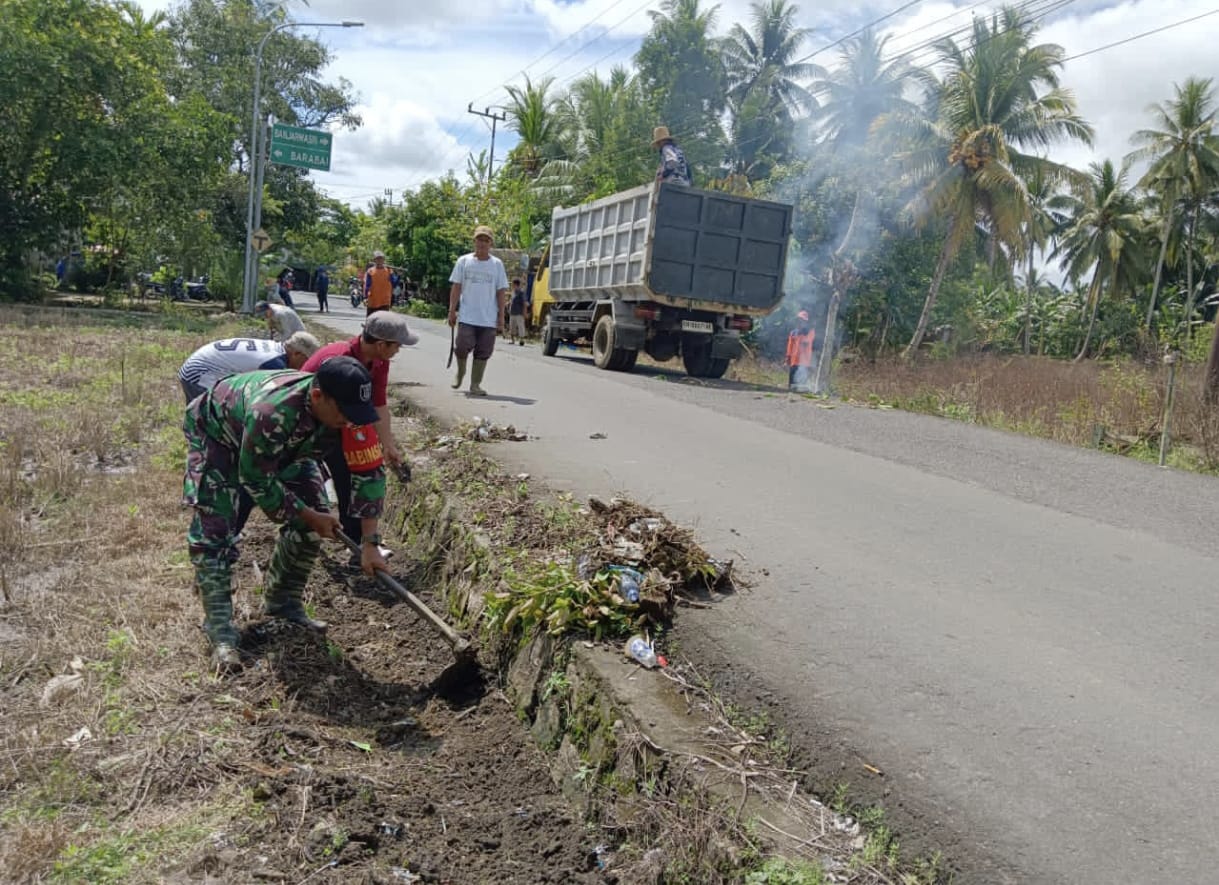 Babinsa Koramil Pandawan Bersama Warga Bersihkan Drainase