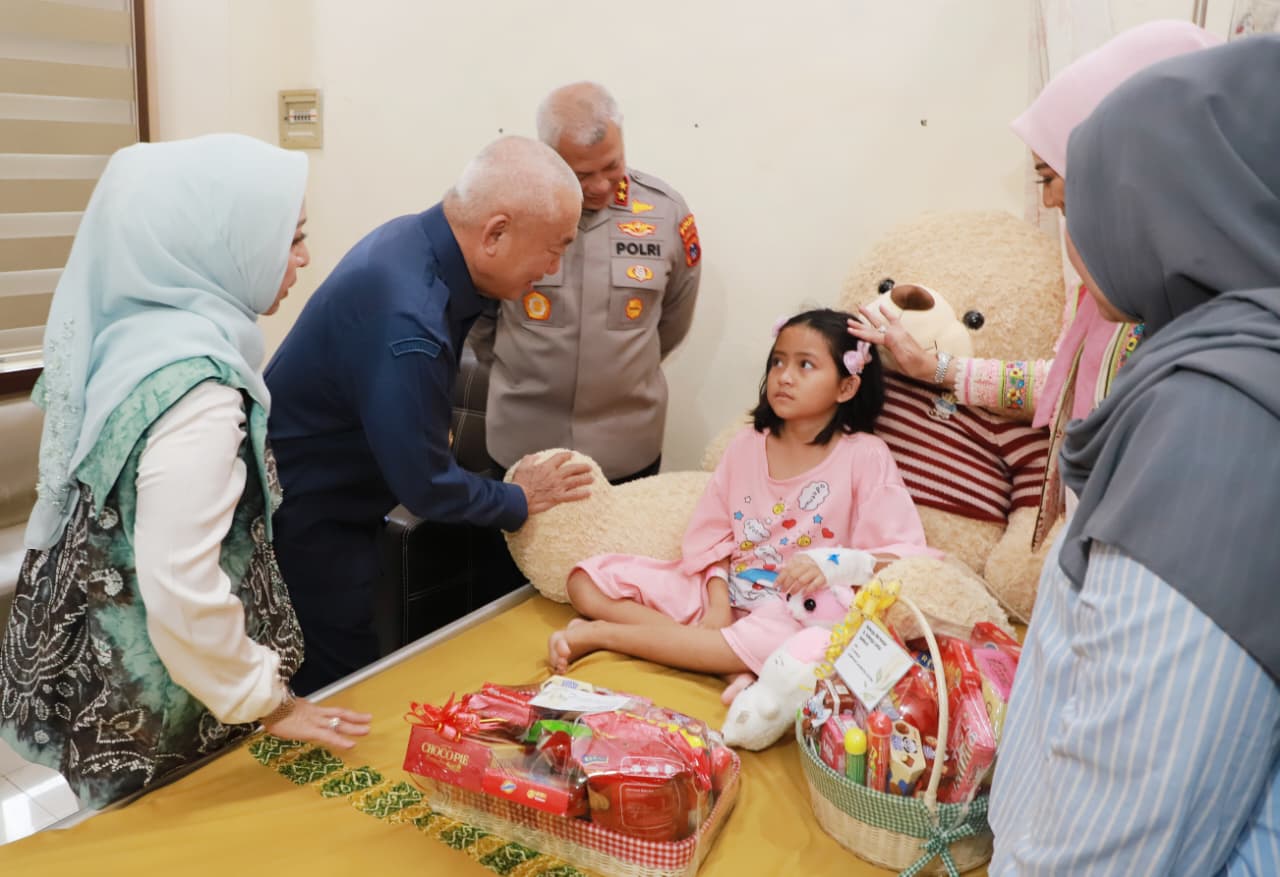 Gubernur H Muhidin dan Hj Fathul Jannah Dampingi Pemulihan Adel dan Jailani