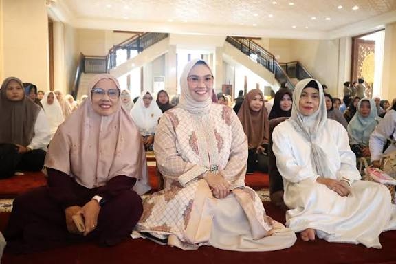 Ketua TP PKK Tanah Bumbu Ikuti Sholat Hajat dan Doa Bersama Sambut Tahun 2026