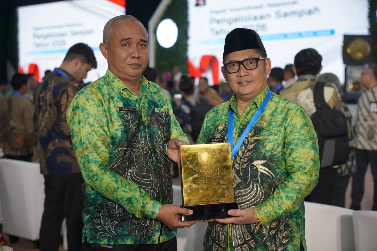 Bupati HST Terima Penghargaan Kabupaten Menuju Bersih dari Kementerian LH