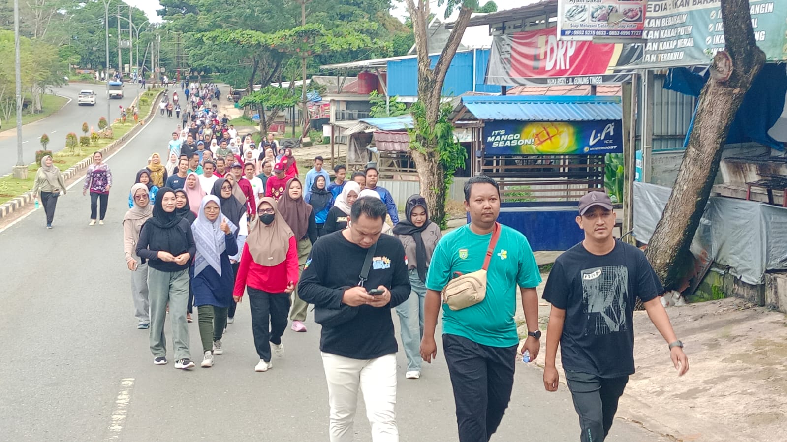 Membangun Kesadaran Kolektif: Jalan Sehat dan Aksi Jumat Bersih di Tanah Bumbu
