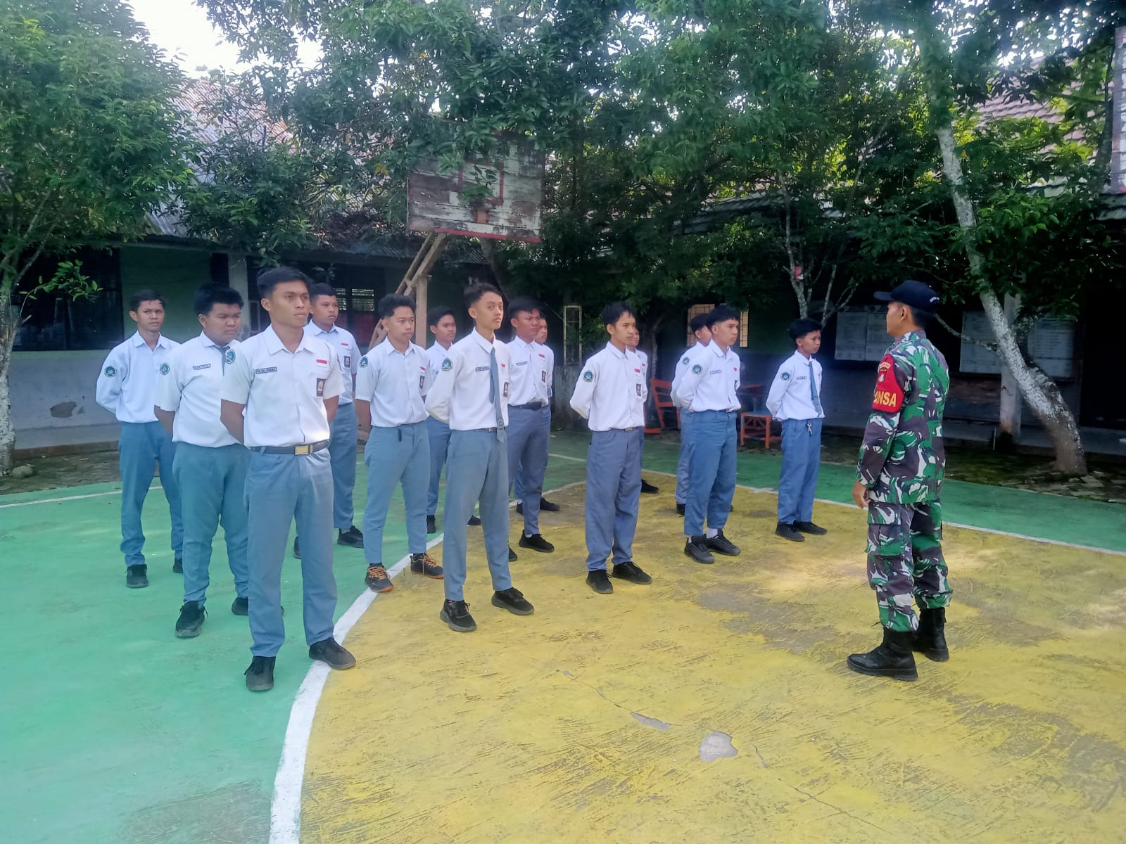 Babinsa Koramil 1002-06/Barabai Tanamkan Disiplin Lewat Materi PBB di SMK Muda Kreatif