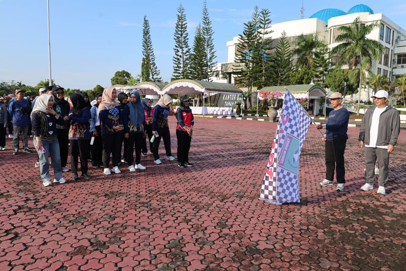 Pemkab Tanah Bumbu Gelar Jalan Sehat, Dorong ASN Terapkan Pola Hidup Sehat