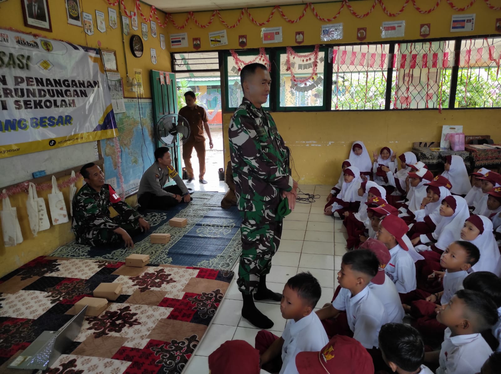 Babinsa Koramil 1002-06/Barabai Sosialisasikan Pencegahan Bullying di SDN 1 Awang Besar