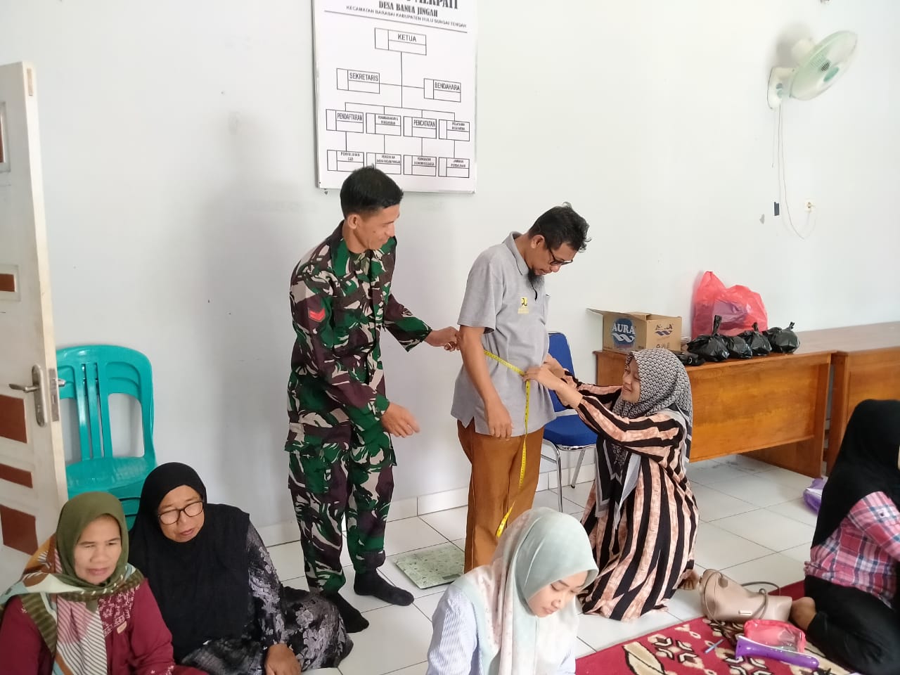 Peduli Kesehatan Warga, Babinsa Barabai Dampingi Posbindu Melati