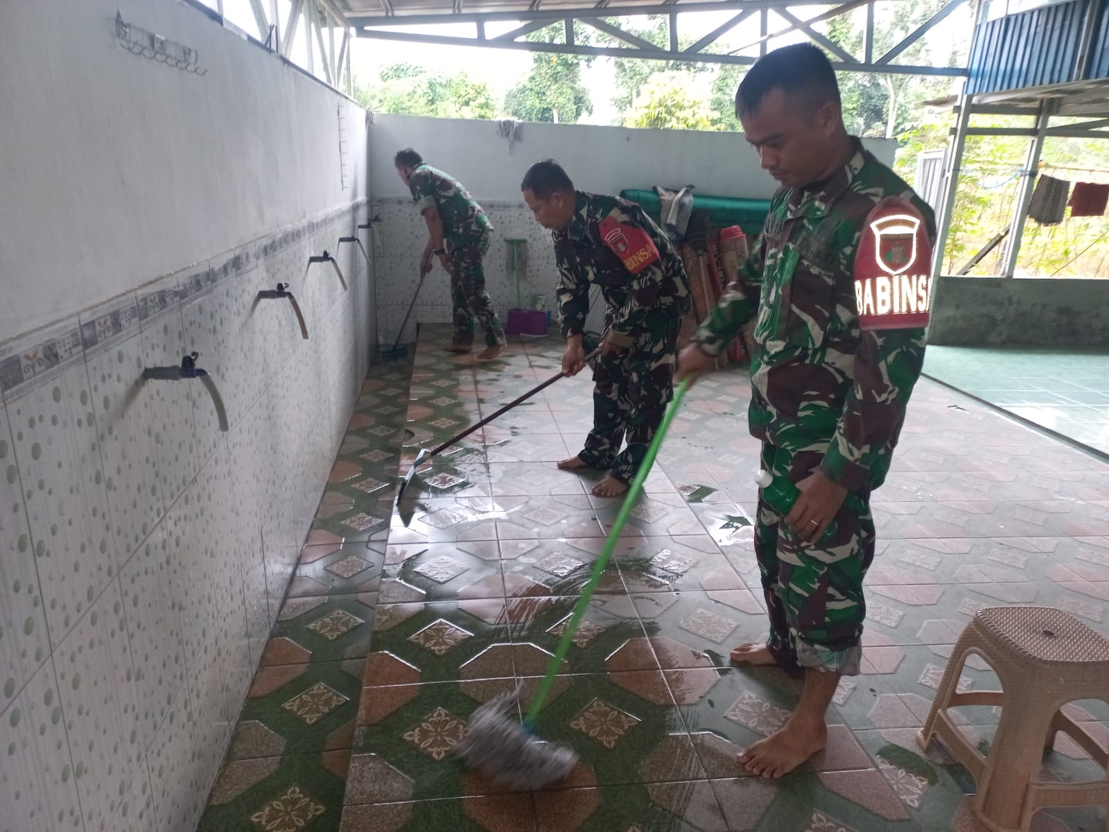 Wujud Kepedulian TNI, Anggota Kodim HST Bersihkan Masjid Al Fata Hapingin