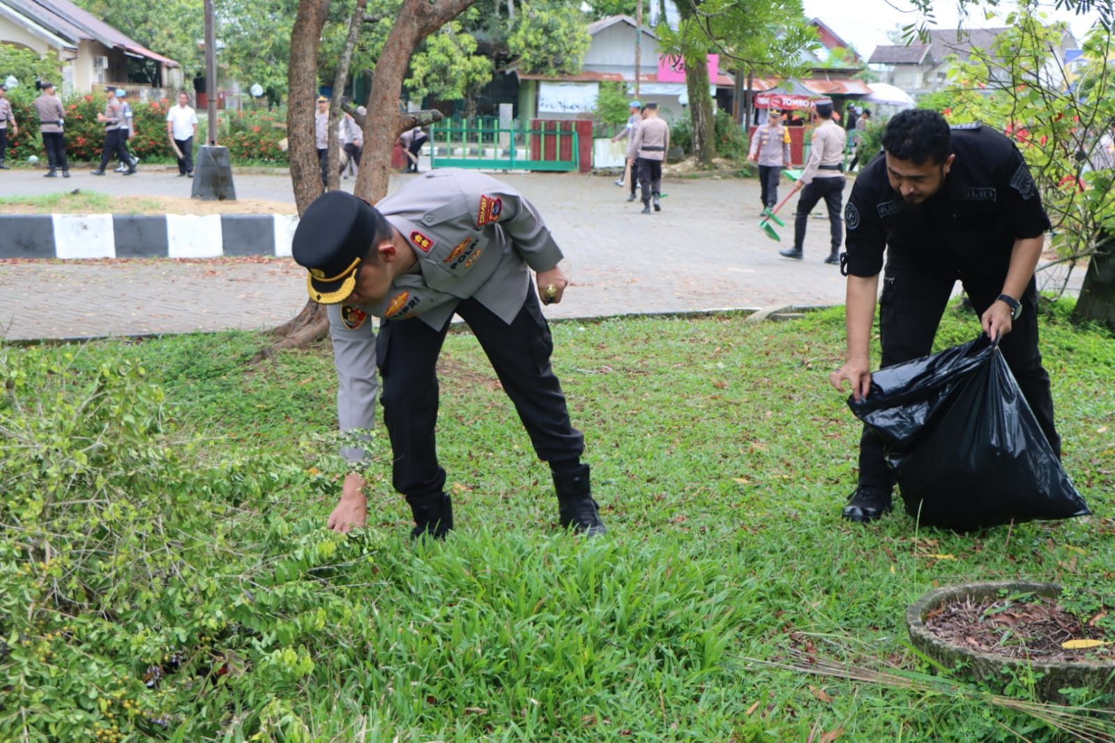 Anggota Polres HST Bersih-Bersih Lingkungan Masjid Agung Riadussalihin