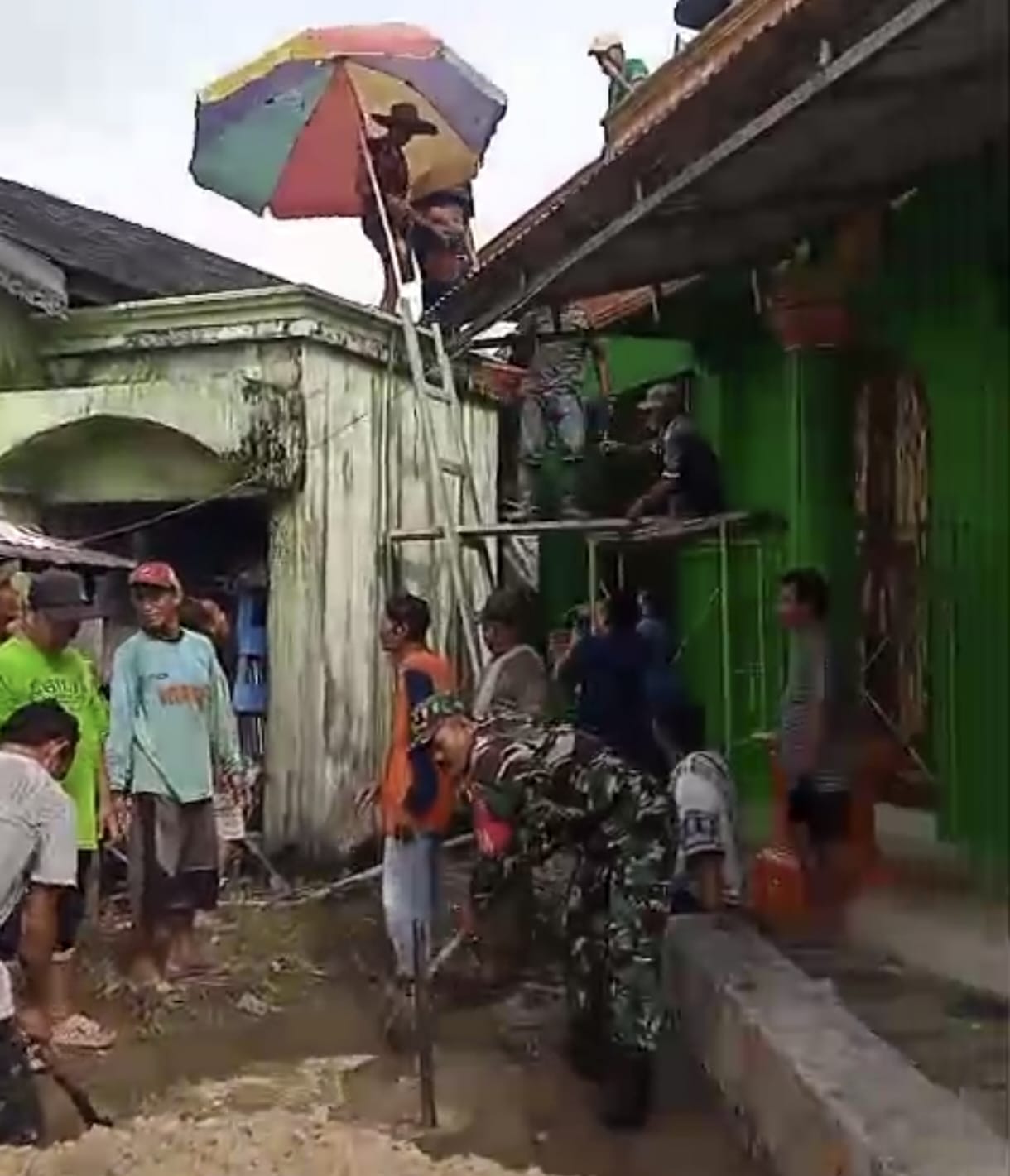 Wujud Kepedulian TNI, Babinsa Desa Kapar Turut Gotong Royong Bangun Langgar