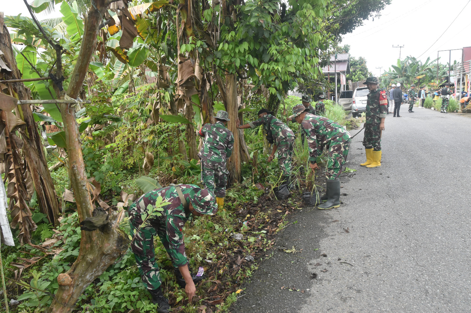 Gerakan Indonesia Asri, Kodim HST dan Pemdes Rantau Keminting Bersihkan Lingkungan