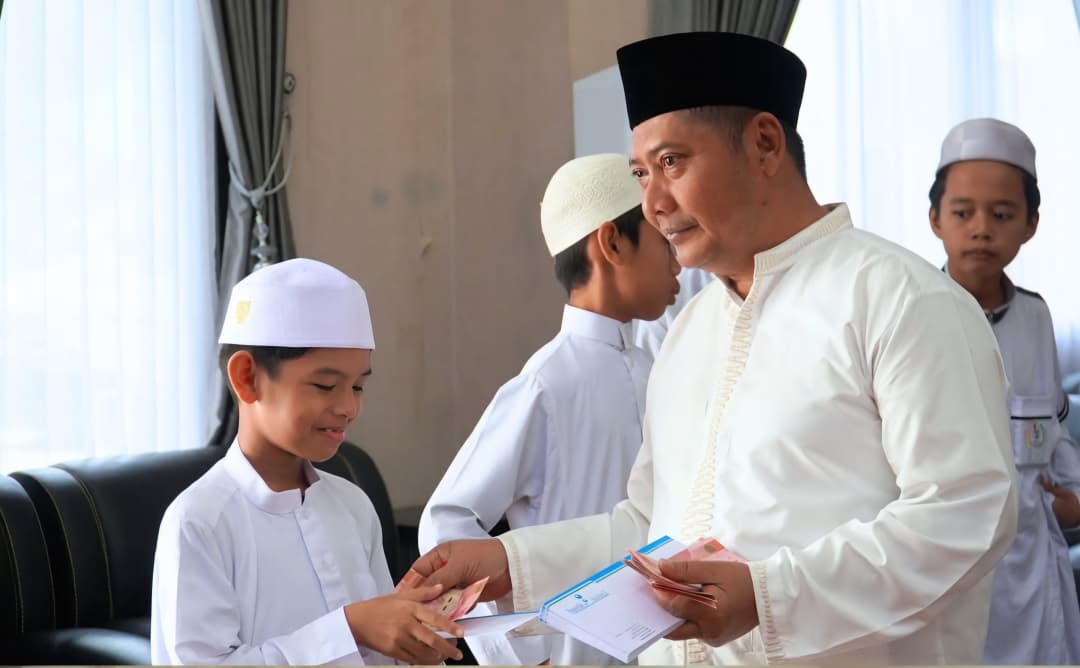 Bupati Samsul Rizal Beri Santunan Anak Yatim