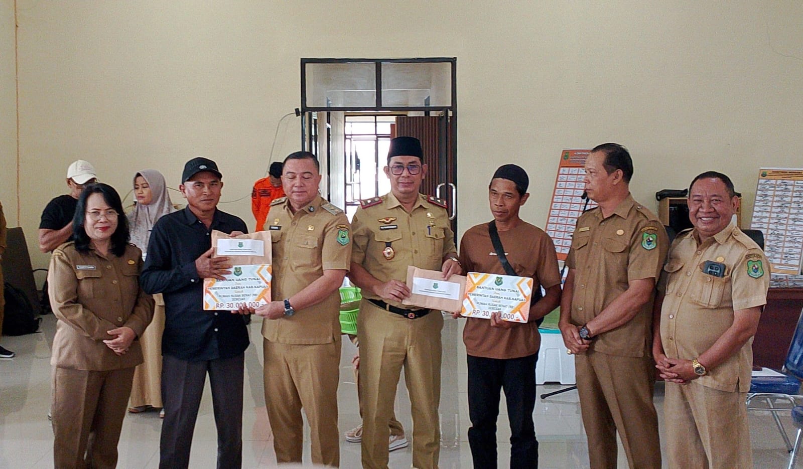 Wabup Kapuas Serahkan Bantuan untuk Warga Terdampak Kebakaran dan Puting Beliung