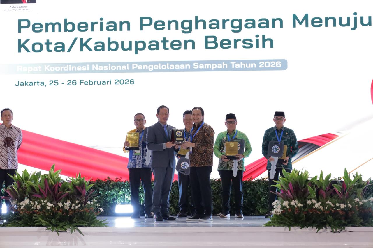 Gubernur Kalsel H. Muhidin Raih Penghargaan Nasional Pembina Terbaik Pengelolaan Sampah