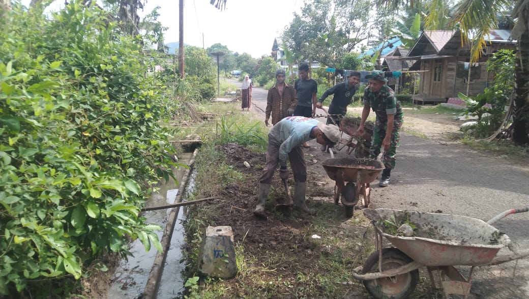 Ciptakan Lingkungan Bersih, Babinsa dan Warga Mangunang Seberang Gelar Kerja Bakti