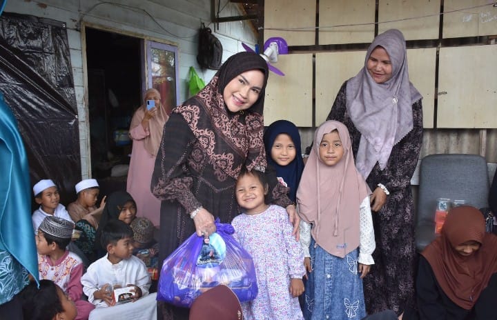 Ketua TP PKK Kapuas Bagikan Paket Sembako dan Takjil untuk Anak Yatim