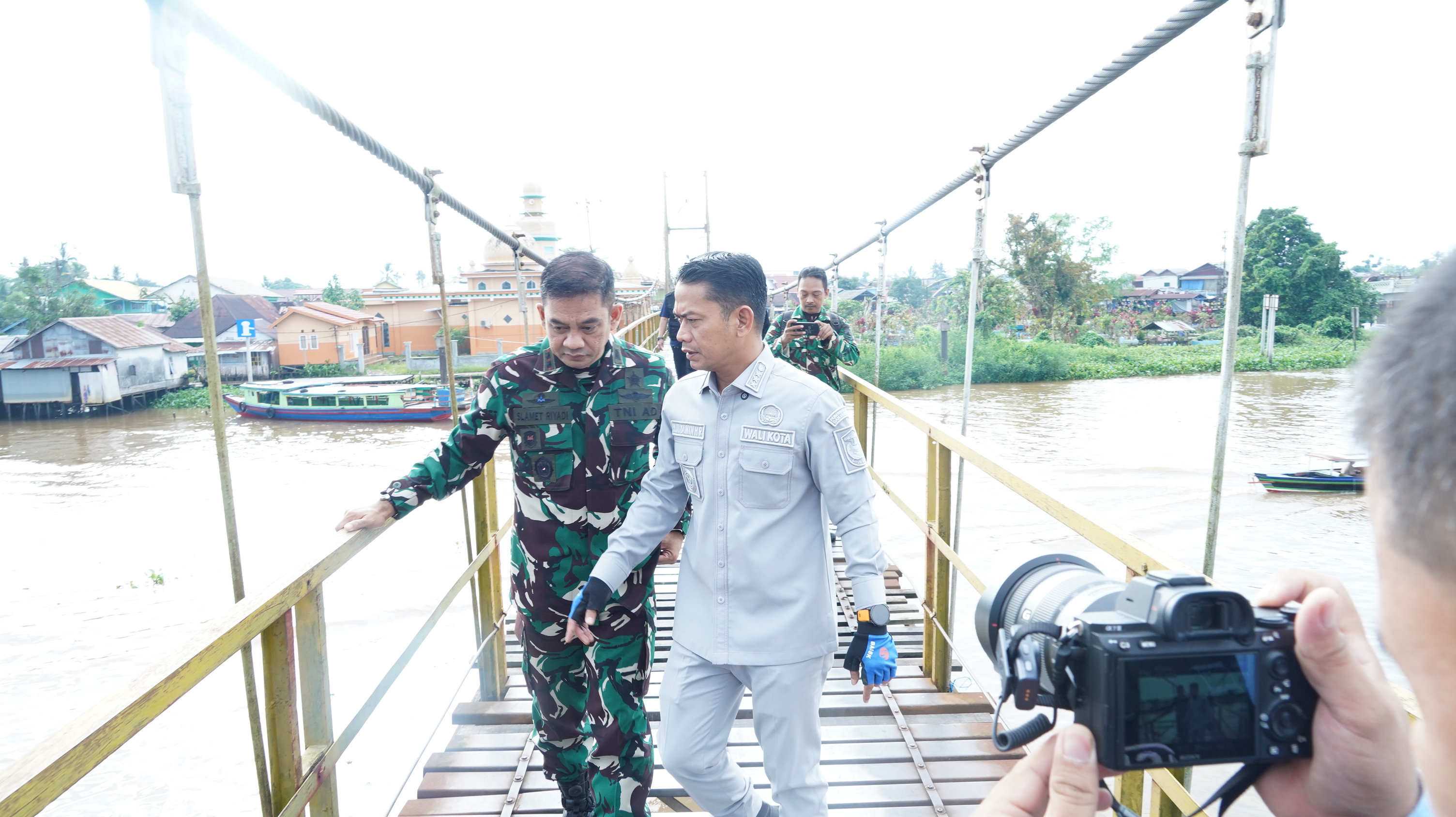 Pemko Banjarmasin Gandeng TNI, Berkolaborasi Rehab Jembatan Tidak Layak di Daerah Pinggiran