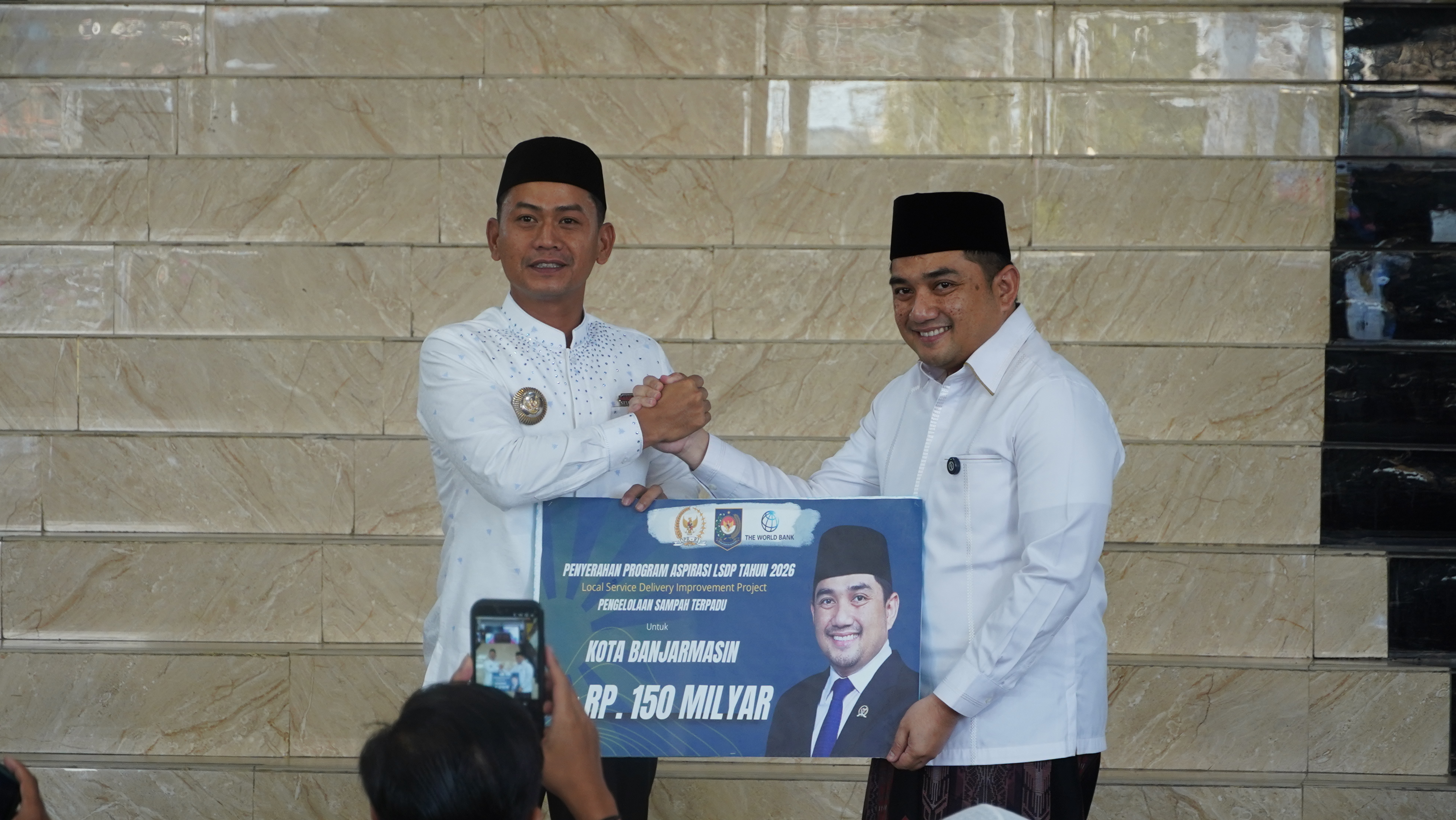 Ketua Komisi II DPR RI Serahkan Rp150 Miliar untuk Keberlanjutan Pengelolaan Sampah Banjarmasin