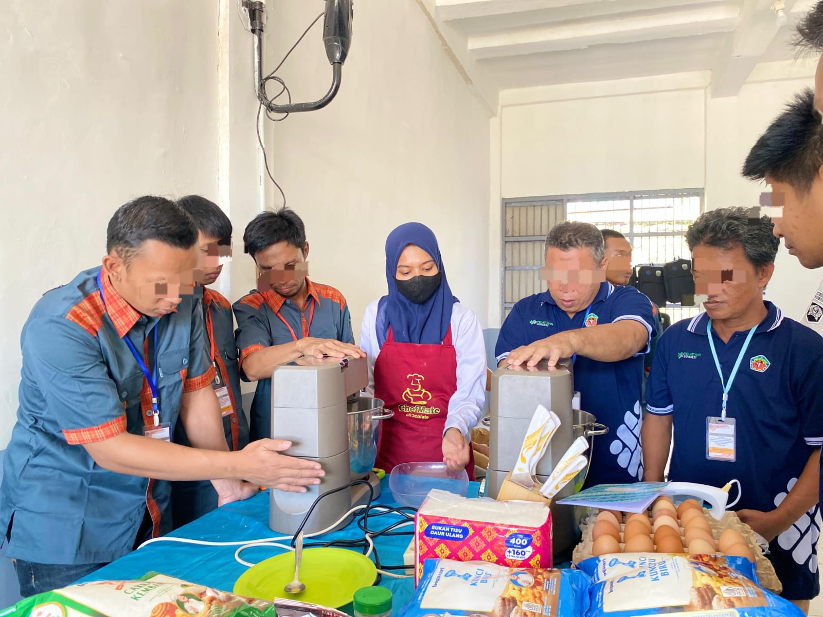 Tingkatkan Kompetensi Warga Binaan, Lapas Kotabaru Optimalkan Hari Pertama Pelatihan Pembuatan Roti Sosis