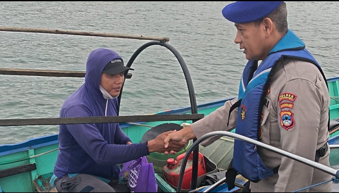 Sat Polairud Polres Kotabaru Bagikan Sembako kepada Nelayan di Perairan Selat Laut