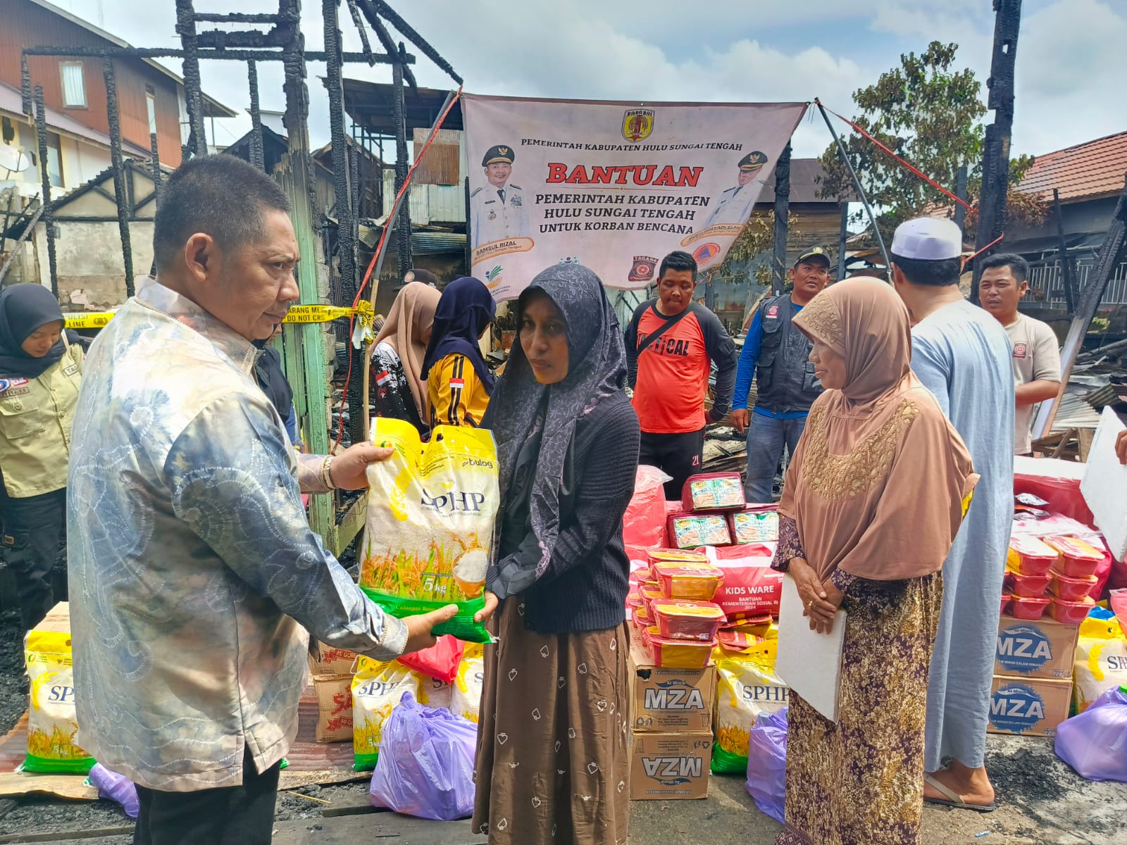 Bupati Samsul Rizal Serahkan Bantuan untuk Korban Kebakaran di Bulau Luar