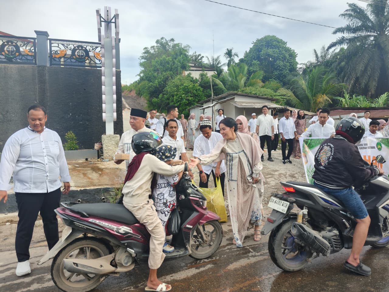 Kejari Kotabaru dan IAD Bagikan Takjil untuk Masyarakat