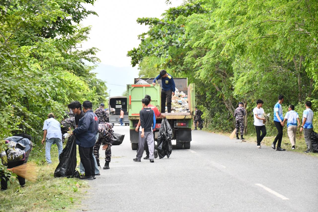 Lanal Kotabaru Bersinergi Bersihkan Kawasan Pelabuhan Stagen