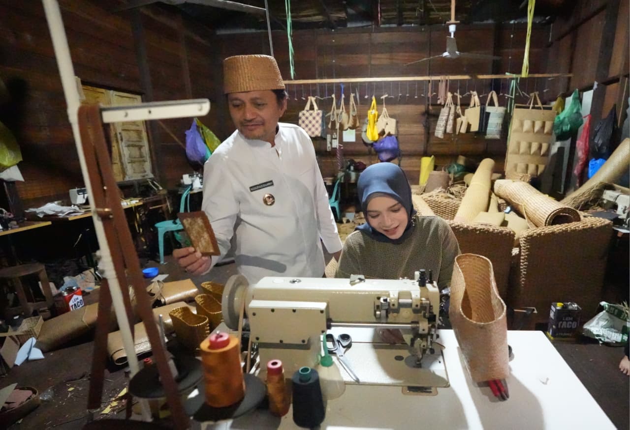 Wagub Hasnuryadi Kagumi Warisan Kerajinan Purun dan Ilung UMKM HSU