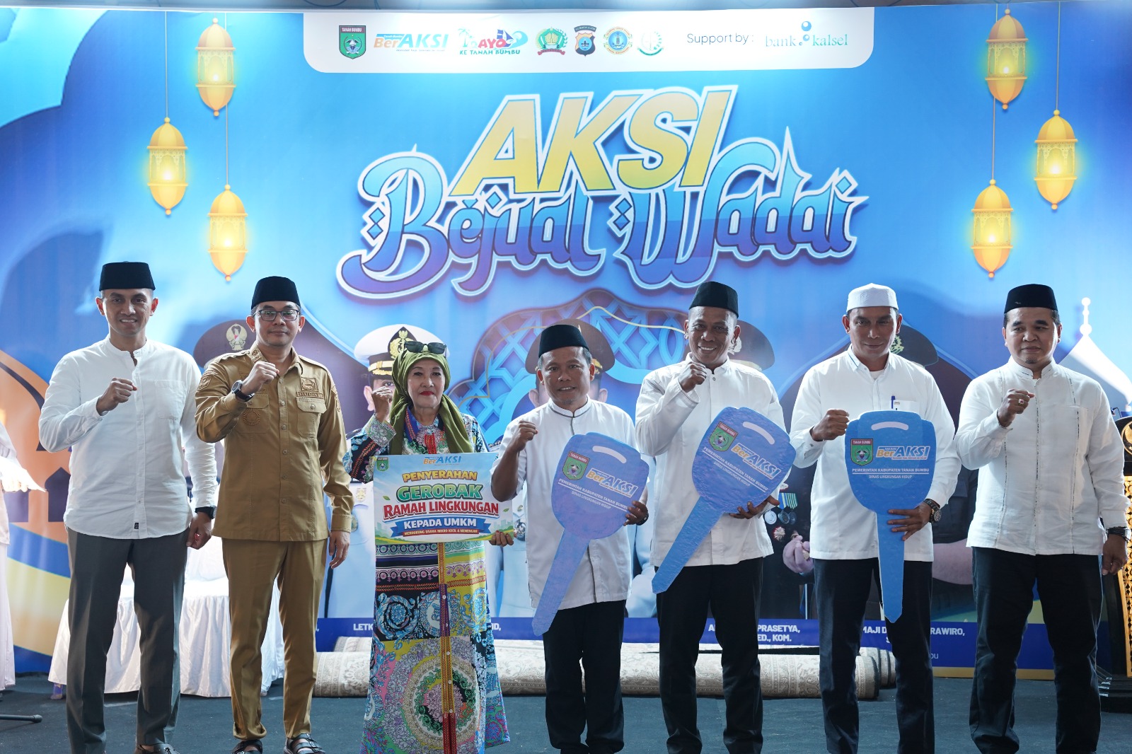 Bupati Andi Rudi Latif Anugerahkan Adipura Lokal, Salurkan Gerobak UMKM dan Sembako untuk Petugas Kebersihan