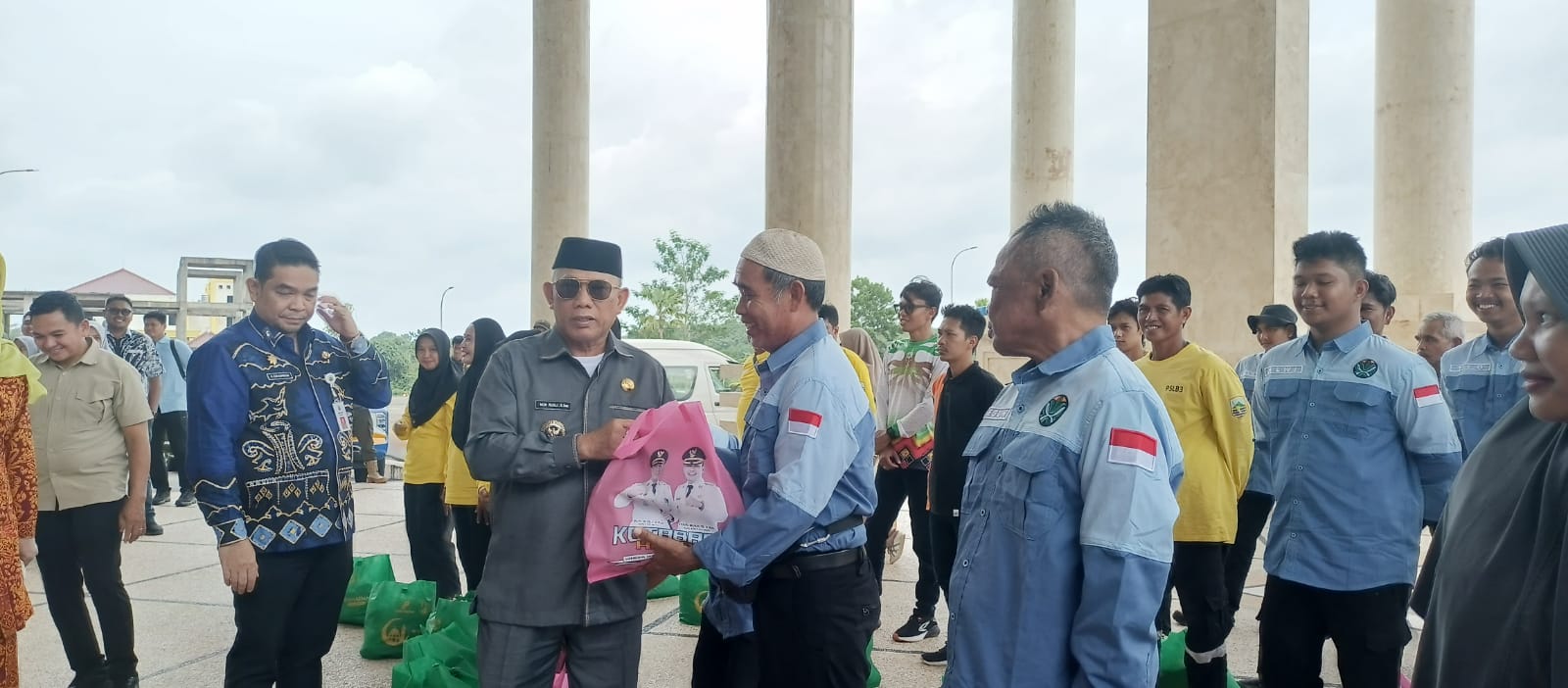 Pemkab Kotabaru Salurkan Sembako untuk 172 Petugas Lapangan DLH
