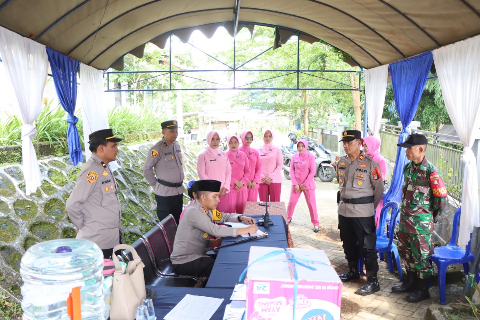 Kapolres HST dan Ketua Bhayangkari Cek Pos Pengamanan dan Pelayanan