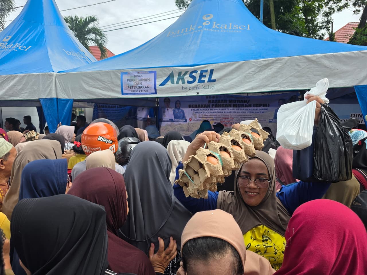 Warga ‘Serbu’ GPM dan Bazar Murah