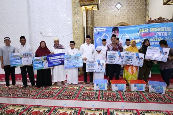 Bupati Tanah Bumbu Andi Rudi Latif Salurkan Bantuan Sosial dan Serukan Gerakan Indonesia ASRI