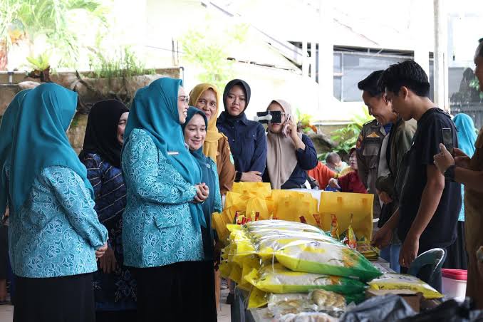 Ketua TP PKK Tanah Bumbu Buka Pasar Murah Ramadan di Kecamatan Simpang Empat