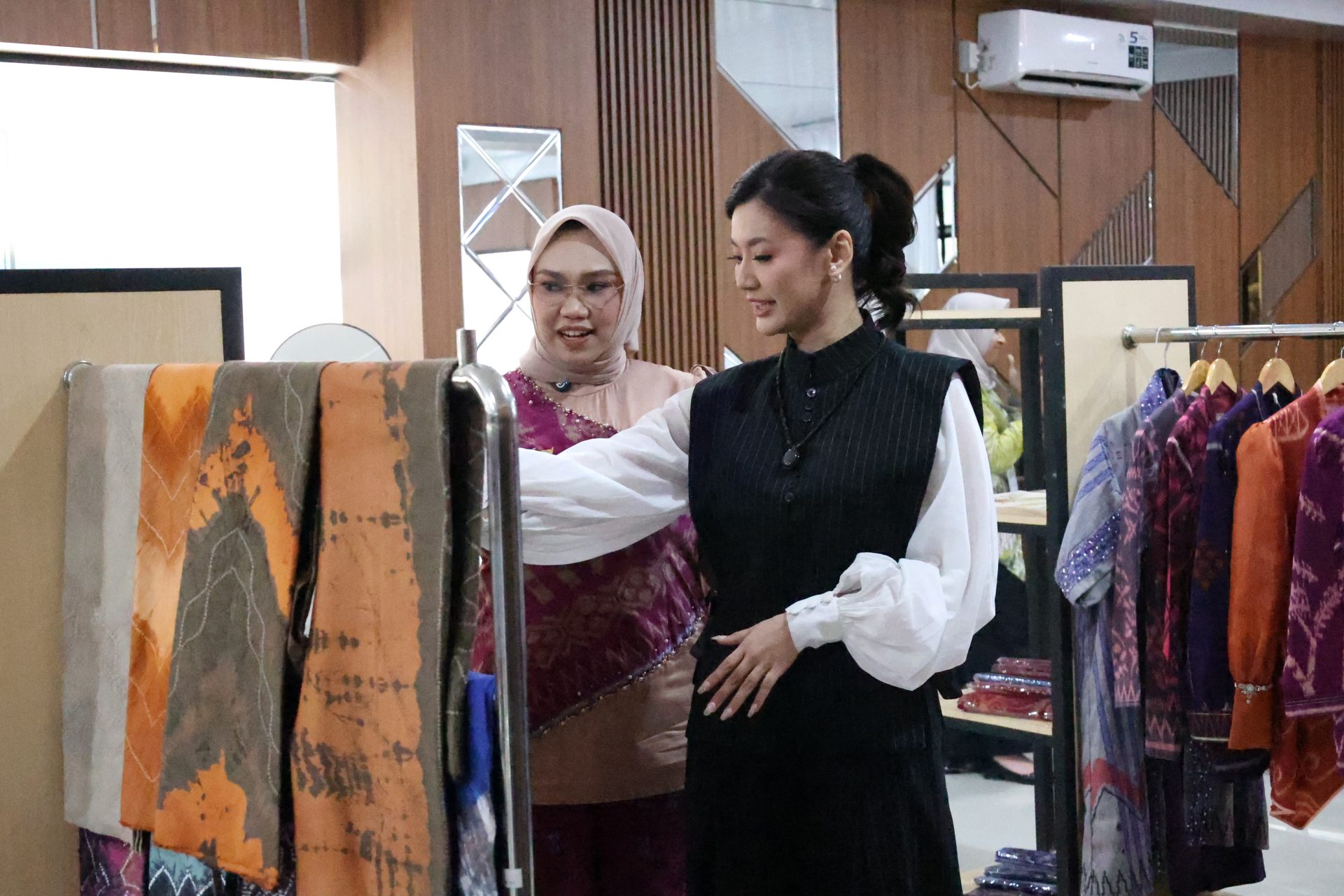 Pesona Tenun Pagatan Pikat Artis Asty Ananta, Andi Irmayani: Kebanggaan bagi Tanah Bumbu