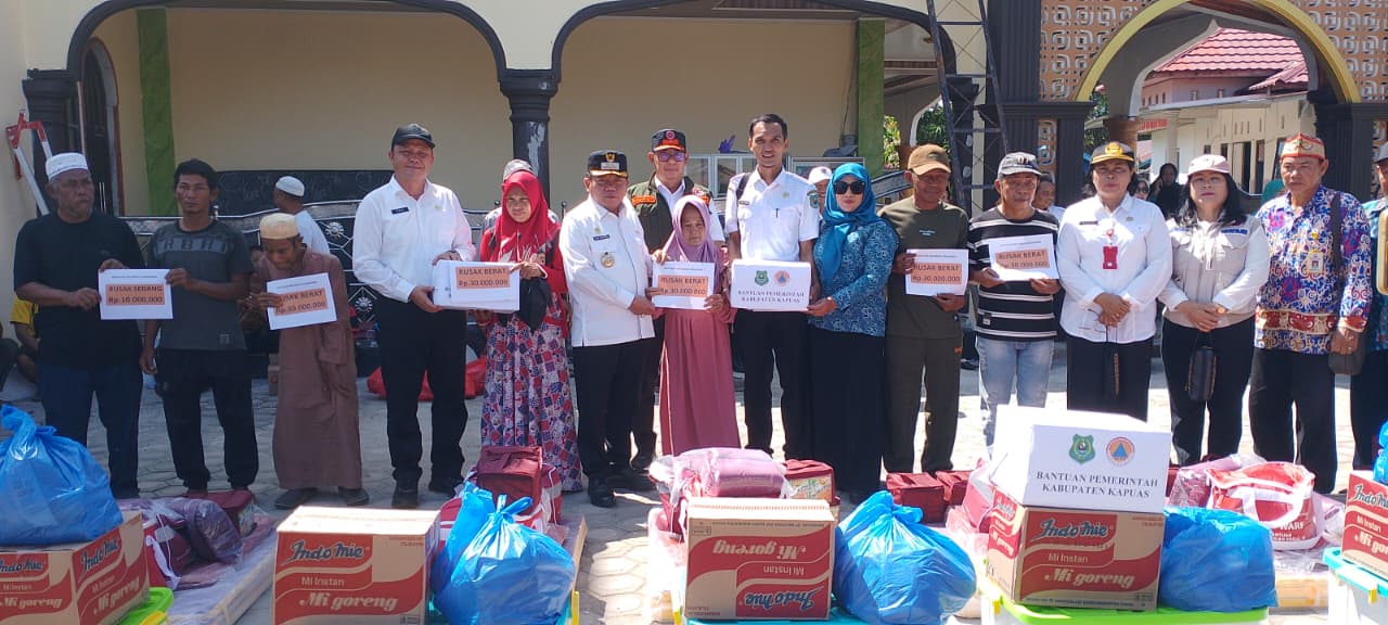 Respons Cepat, Bupati Kapuas HM Wiyatno Salurkan Bantuan untuk Korban Kebakaran di Pulau Kupang