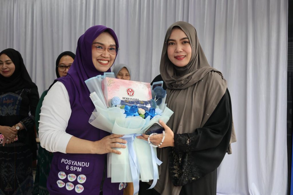 Ketua Dekranasda Tanbu Andi Irmayani Sambut Hangat Kunjungan Dekranasda Banjar di Rumah Oleh-oleh Bersujud