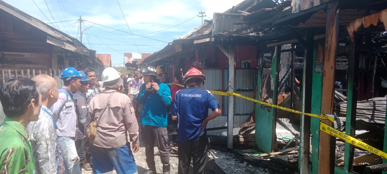 Jumiati Pingsan Menyaksikan Rumahnya Ludes Dilalap ‘Jago Merah’