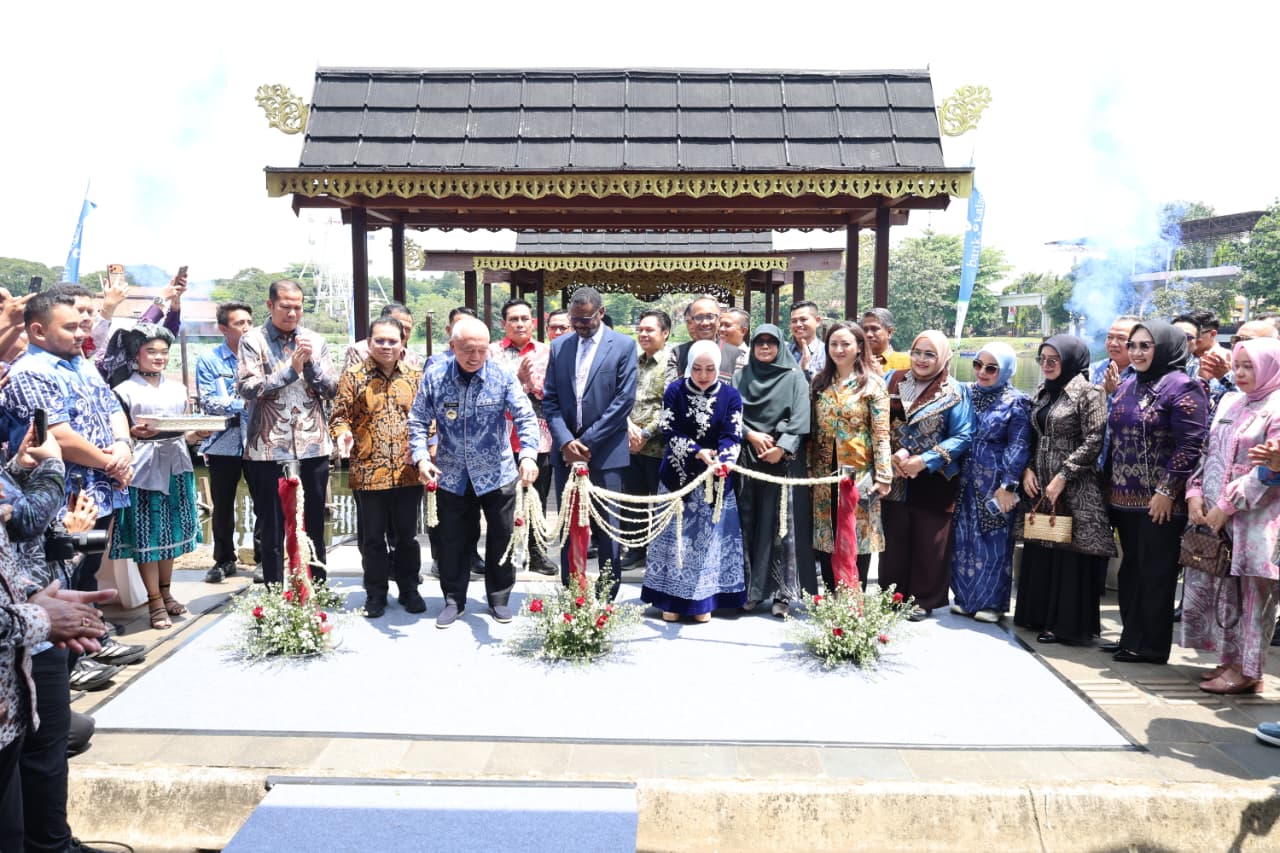 Gubernur Muhidin Resmikan Dermaga Pasar Terapung di TMII Jakarta