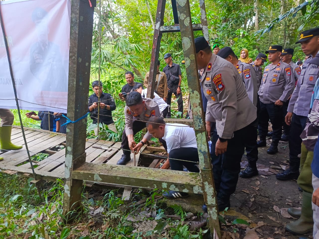 Polres HST Rehab Jembatan Rusak di Desa Murung Taal