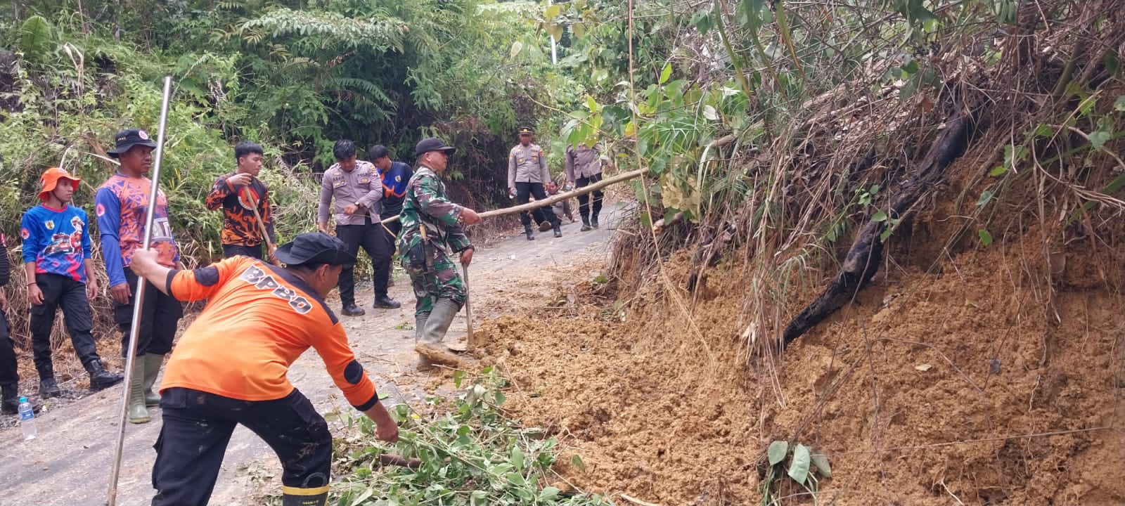 TNI-Polri dan BPBD Gerak Cepat Tangani Akses Jalan Tertutup Longsor