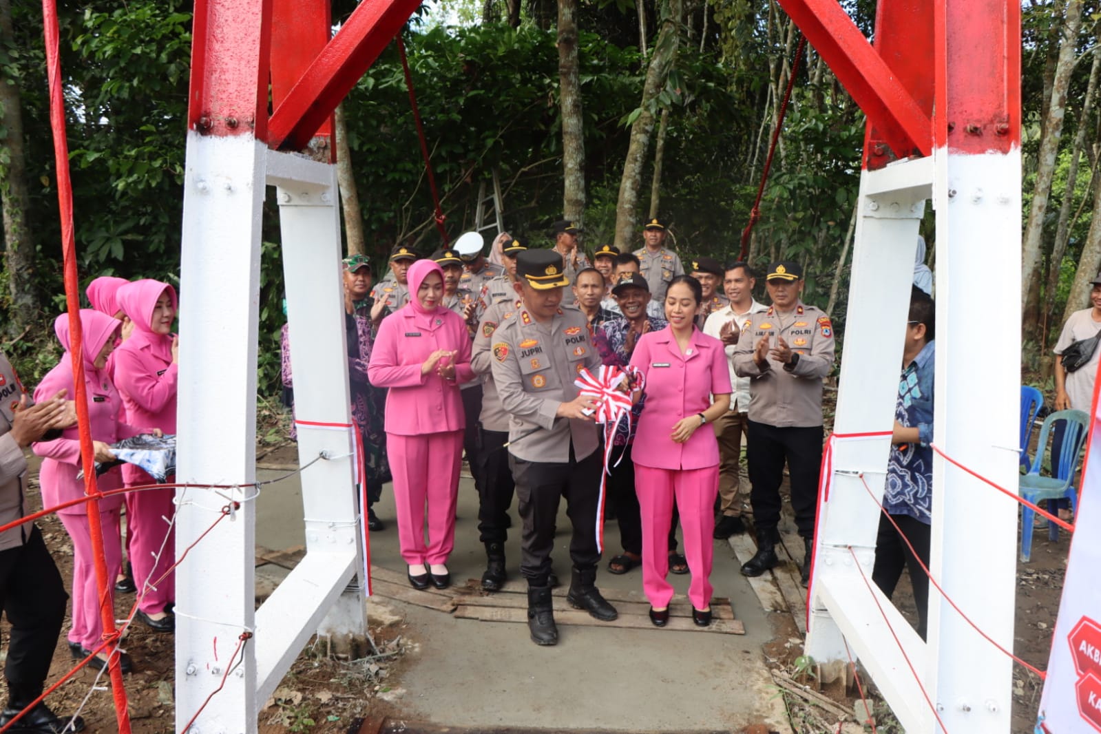 Kapolres HST Resmikan Jembatan Merah Putih Desa Murung Ta’al