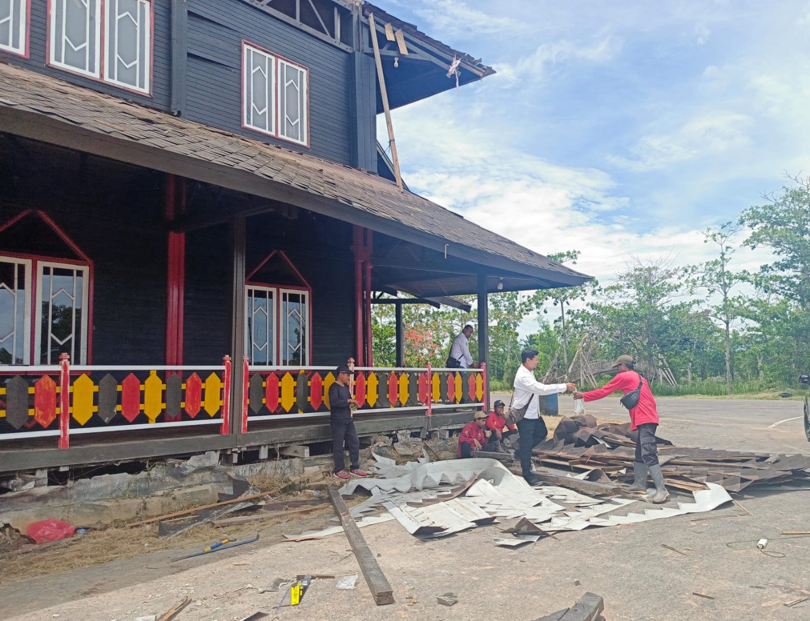 Teras Depan GPU Manggatang Tarung Ambruk Diterjang Angin Kencang