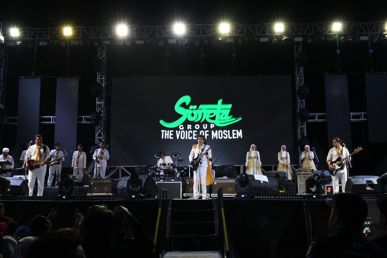 Memukau, Ribuan Penonton Padati Pesisir Pantai Pagatan Tanah Bumbu Saksikan Penampilan Raja Dangdut Rhoma Irama