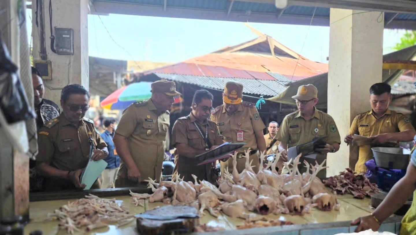 Jaga Inflasi Tetap Terkendali, Wabup Kapuas Monitoring Harga Bahan Pokok di Pasar Blok R