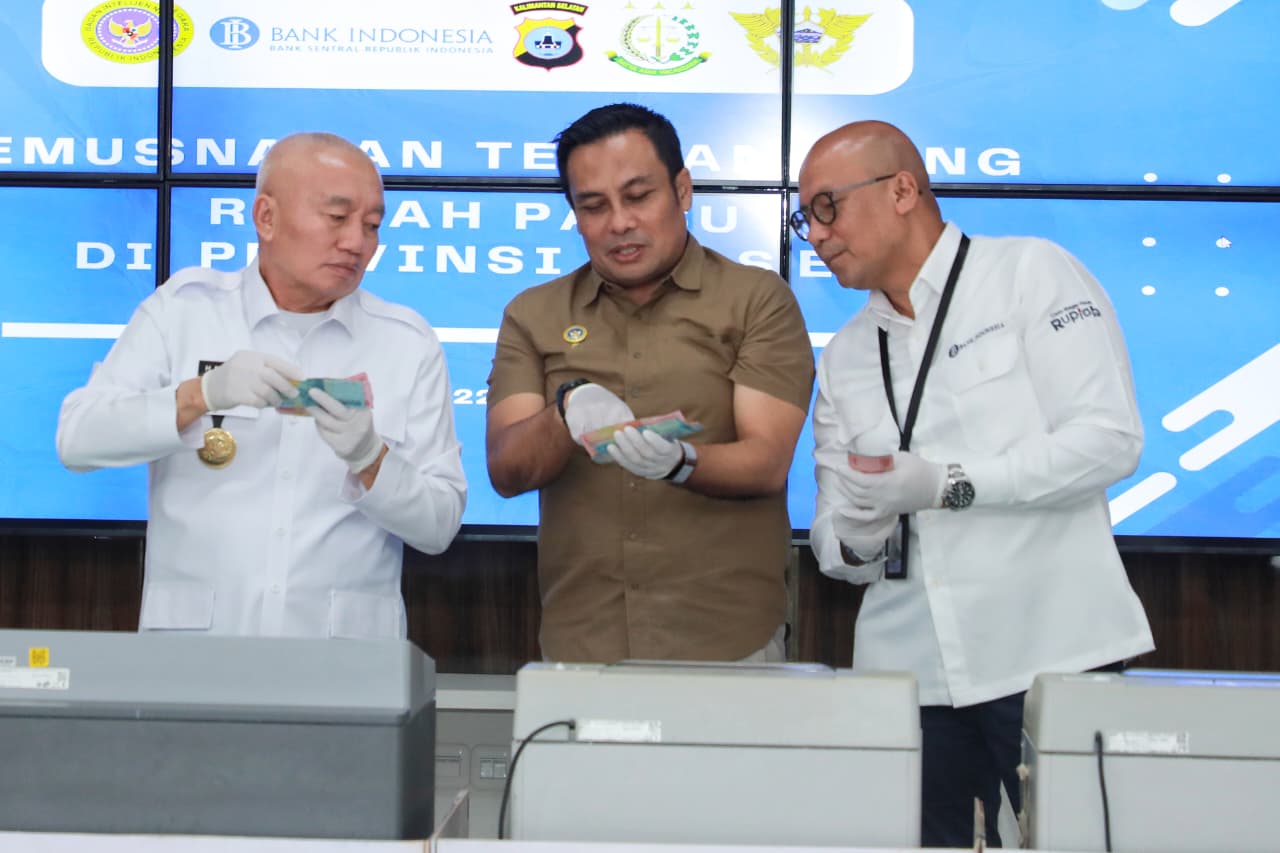 Gubernur Kalsel Bersama Pimpinan Forkopimda dan Forum Botasupal Musnahkan Uang Palsu