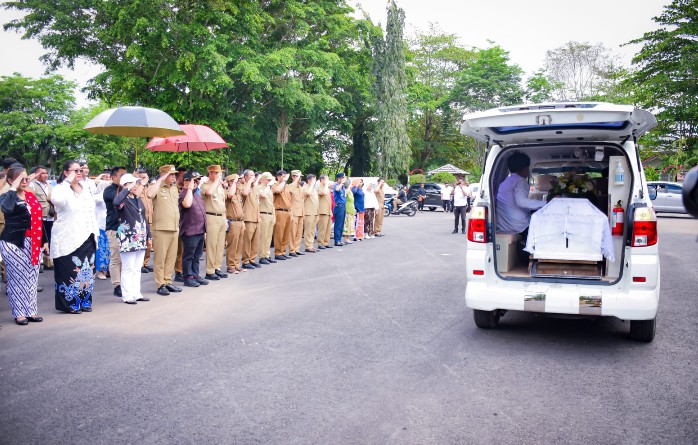 Wakil Bupati Kapuas Pimpin Upacara Penghormatan dan Pelepasan Jenazah Kepala DPMD