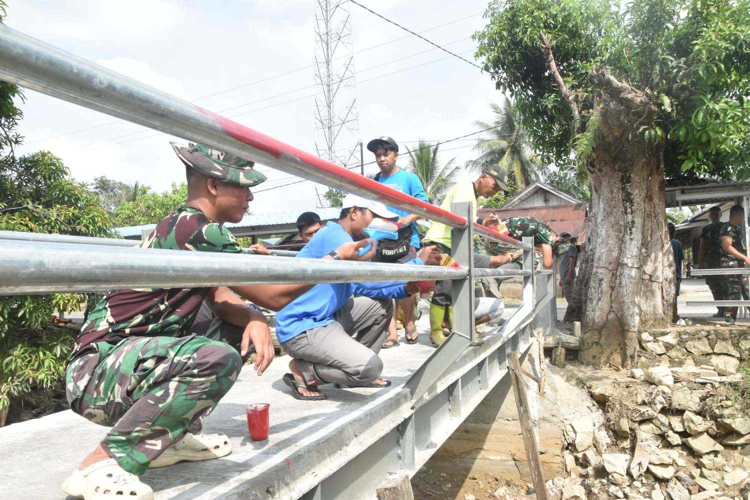 Pengecetan Pagar Jembatan Garuda, Satgas dan Warga Percantik Hasil Pembangunan