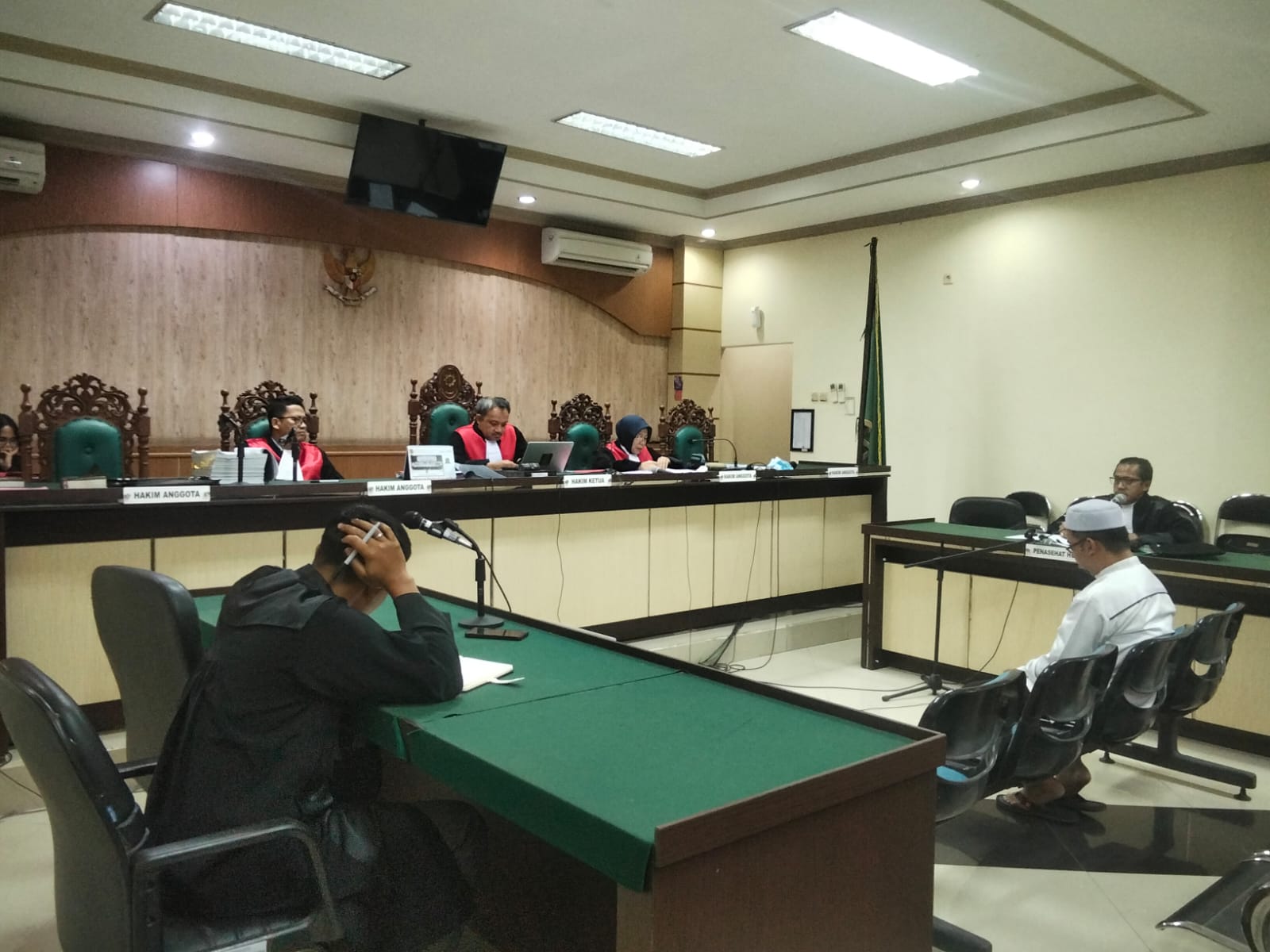 Terdakwa Korupsi Pisang Cavendish Berurai Air Mata Usai Divonis 1 Tahun Penjara