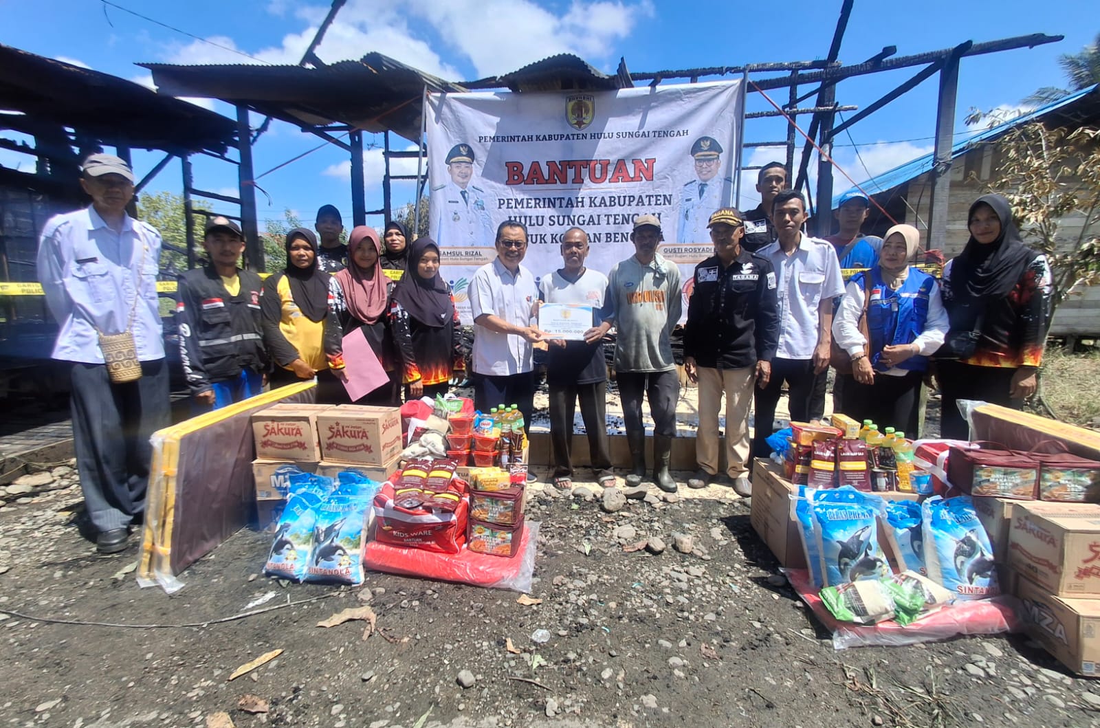 Gerak Cepat, Pemkab HST Salurkan Bantuan untuk Korban Kebakaran Desa Banua Jingah